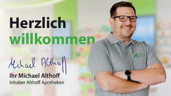 Herr Althoff von den Althoff Apotheken mit verschrenkten Armen und neben an steht Herzlich Wilkommen.
